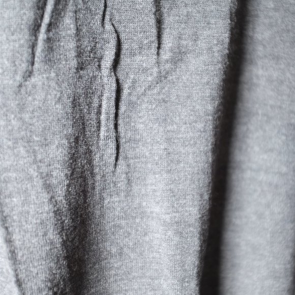 NWOT Gray Uniqlo Sweater - Picture 3 of 3